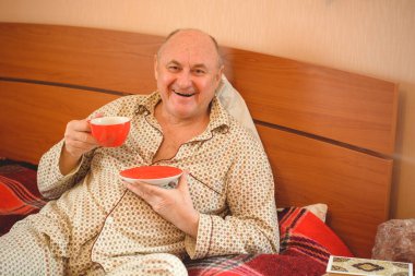 Son sınıf öğrencisi sabah iyi bir ruh hali içinde uyanır pijama giyer, emekli insanlar gibi yaşar. 