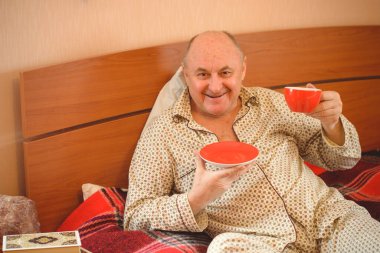 Son sınıf öğrencisi sabah iyi bir ruh hali içinde uyanır pijama giyer, emekli insanlar gibi yaşar. 