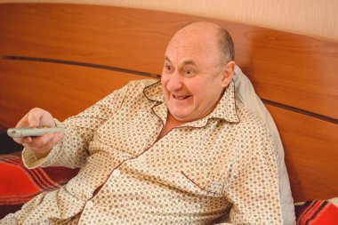 Son sınıf öğrencisi sabah iyi bir ruh hali içinde uyanır pijama giyer, emekli insanlar gibi yaşar. 