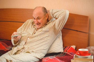 Son sınıf öğrencisi sabah iyi bir ruh hali içinde uyanır pijama giyer, emekli insanlar gibi yaşar. 