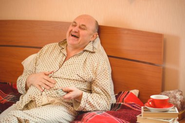 Son sınıf öğrencisi sabah iyi bir ruh hali içinde uyanır pijama giyer, emekli insanlar gibi yaşar. 