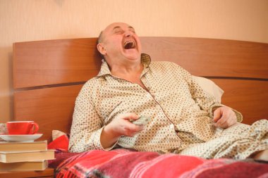 Son sınıf öğrencisi sabah iyi bir ruh hali içinde uyanır pijama giyer, emekli insanlar gibi yaşar. 