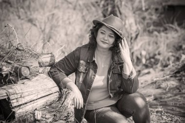 Orta yaşlı ve hayattan zevk alan iri yarı bir kadın. Aşırı kilolu, şık giyinmiş olgun bir bayan. Doğal güzellik.