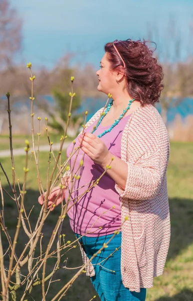 Middelbare Leeftijd Grootte Vrouw Genieten Van Het Leven Een Volwassen — Stockfoto