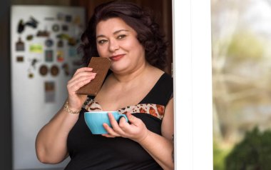 Ayrıca çikolatalı ve kahveli olgun bir kadın. Diyet ve yemek konsepti