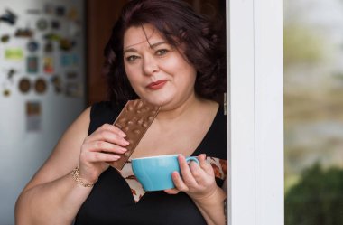 Ayrıca çikolatalı ve kahveli olgun bir kadın. Diyet ve yemek konsepti