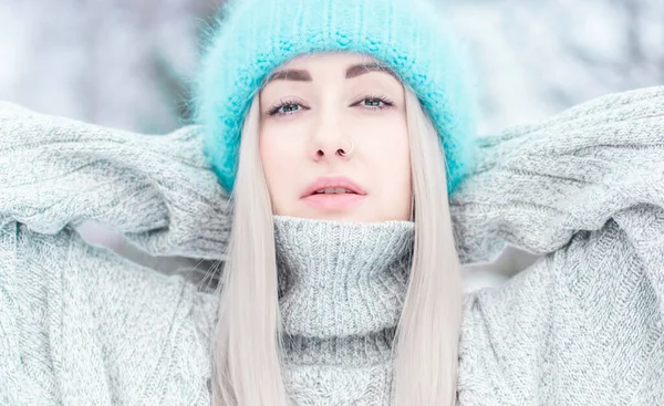 Photo Rapprochée Jeune Femme Apparence Européenne Chapeau Bleu Avec Beaux — Photo