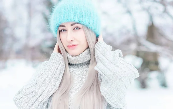 Cerca Foto Mujer Joven Aspecto Europeo Sombrero Azul Con Hermosos — Foto de Stock