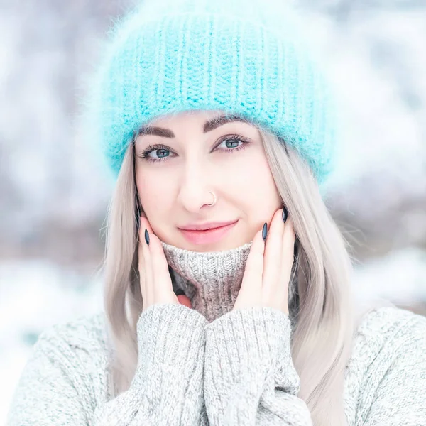 Cerca Foto Mujer Joven Aspecto Europeo Sombrero Azul Con Hermosos — Foto de Stock