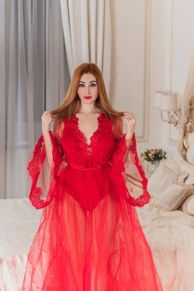 Passie Roodharige Vrouw Rode Luchtige Boudoir Outfit Slaapkamer Romantisch Concept — Stockfoto