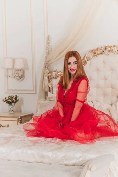 情熱赤毛女性で赤い毛むくじゃらの衣装でザベッドルーム ロマンチックなコンセプト バレンタイン日 セクシー下着 — ストック写真