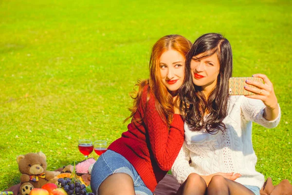 Retrato Casal Jovens Mulheres Bonitas Desfrutar Vida Amizade Das Mulheres — Fotografia de Stock