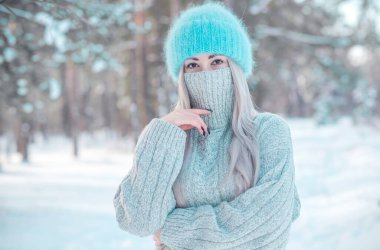 Yün maskeli kadın dışarıda, karantina zamanı için akıllı fikirler, yaşam tarzı konsepti