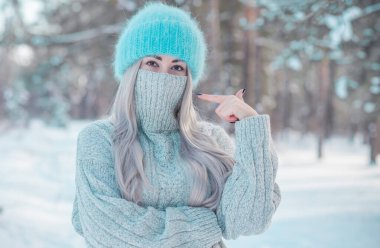 Yün maskeli kadın dışarıda, karantina zamanı için akıllı fikirler, yaşam tarzı konsepti