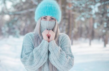 Yün maskeli kadın dışarıda, karantina zamanı için akıllı fikirler, yaşam tarzı konsepti