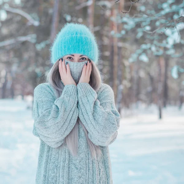 Frau Wollmaskenpullover Freien Pfiffige Ideen Für Quarantäne Zeit Lifestylekonzept — Stockfoto