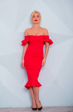 Kırmızı, klasik, modaya uygun bir elbise, zarif bir moda, kırmızı dudaklı, zarif giyimli, romantik bir kadının portresi.