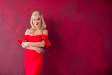 Kırmızı, klasik, modaya uygun bir elbise, zarif bir moda, kırmızı dudaklı, zarif giyimli, romantik bir kadının portresi.