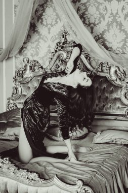 Viktorya dönemi tarzında görkemli bir kadın, kadife yeşili, uzun zümrüt köpüklü bir elbise giyiyor. Kadınlık ve çekicilik kavramı