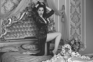 Viktorya dönemi tarzında görkemli bir kadın, kadife yeşili, uzun zümrüt köpüklü bir elbise giyiyor. Kadınlık ve çekicilik kavramı