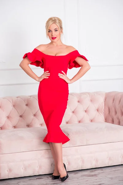 Kırmızı Klasik Modaya Uygun Bir Elbise Zarif Bir Moda Kırmızı — Stok fotoğraf