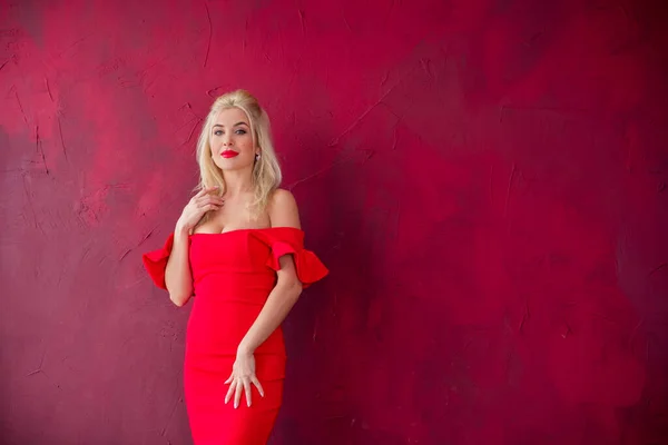 Senhora Vestido Midi Moda Clássica Vermelha Mulher Moda Elegante Retrato — Fotografia de Stock
