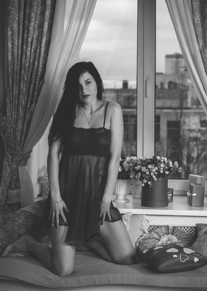 Γοητευτική Γυναίκα Που Φοράει Σέξι Ρούχα Στο Σπίτι Ελκυστικό Αισθησιακό — Φωτογραφία Αρχείου