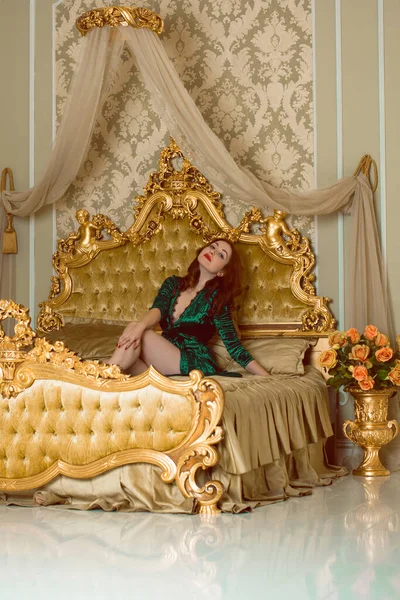 Viktorya dönemi tarzında görkemli bir kadın, kadife yeşili, uzun zümrüt köpüklü bir elbise giyiyor. Kadınlık ve çekicilik kavramı