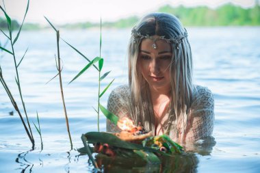 Efsaneler, yaratıklar ve peri masalları için resimli fotoğraf. Nemfomanla mistik sahne