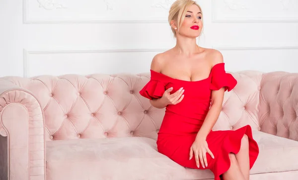 Sensual Romântica Bela Mulher Loira Posando Vestido Elegante Vermelho Senhora — Fotografia de Stock