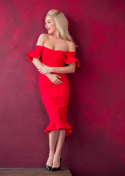 官能的でロマンチックな美しいですブロンド女性Posingで赤スタイリッシュなドレス素敵な女性とともに明るい髪でカクテルドレス — ストック写真