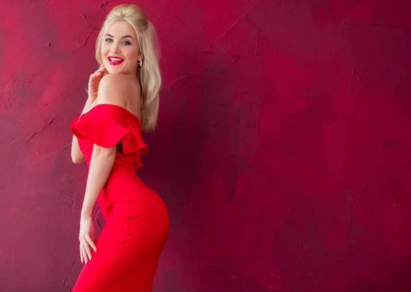 Sensuele Romantische Mooie Blonde Vrouw Poseren Rood Stijlvolle Jurk Leuke — Stockfoto