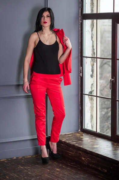 Brunett Kvinna Röd Kostym Fashionabla Sensuella Moderna Utseende Vacker Affärsstil — Stockfoto