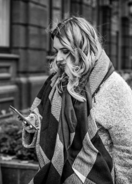 Sarı saçlı, cüsseli, sevimli, basit bir kadın. Alışverişte yürüyor, vitrinlere bakıyor. Alışveriş ve şık aksesuarlar gibi şeyleri seçiyor.