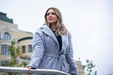 Büyük beden, Amerikan ya da Avrupalı görünümlü bir kadın şehirde hayatın tadını çıkarıyor. Aşırı kilolu, kentin merkezinde şık giyinmiş genç bir bayan. Doğal güzellik.