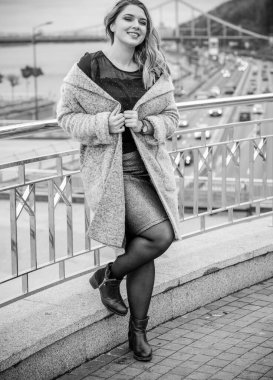 Büyük beden, Amerikan ya da Avrupalı görünümlü bir kadın şehirde hayatın tadını çıkarıyor. Aşırı kilolu, kentin merkezinde şık giyinmiş genç bir bayan. Doğal güzellik.