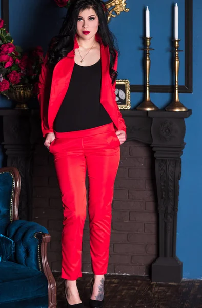 Mujer Morena Traje Rojo Aspecto Moderno Sensual Moda Estilo Negocio —  Fotos de Stock
