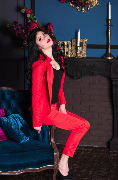 Mujer Morena Traje Rojo Aspecto Moderno Sensual Moda Estilo Negocio —  Fotos de Stock