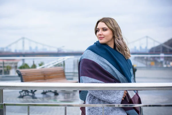 Söt Enkel Kvinna Med Blont Hår Storlek Storlek Promenader Genom — Stockfoto