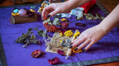 Mum sunakta bitki yakar, mumlar arasında sihir, temiz negatif enerji, cadı kavramı.