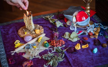 Mum sunakta bitki yakar, mumlar arasında sihir, temiz negatif enerji, cadı kavramı.