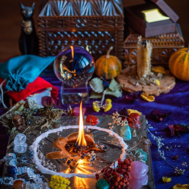 Mum sunakta bitki yakar, mumlar arasında sihir, temiz negatif enerji, cadı kavramı.