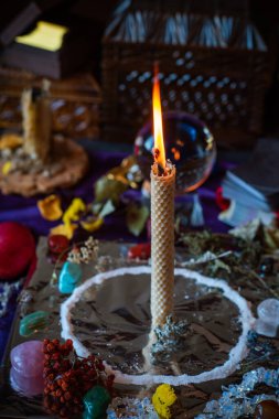 Mum sunakta bitki yakar, mumlar arasında sihir, temiz negatif enerji, cadı kavramı.