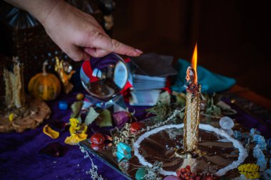 Mum sunakta bitki yakar, mumlar arasında sihir, temiz negatif enerji, cadı kavramı.