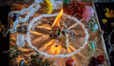 Mum sunakta bitki yakar, mumlar arasında sihir, temiz negatif enerji, cadı kavramı.