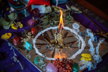 Mum sunakta bitki yakar, mumlar arasında sihir, temiz negatif enerji, cadı kavramı.