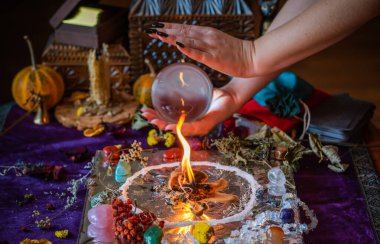 Mum sunakta bitki yakar, mumlar arasında sihir, temiz negatif enerji, cadı kavramı.