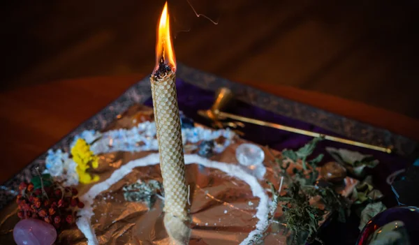 Lilin Membakar Ramuan Altar Sihir Antara Lilin Energi Negatif Bersih — Stok Foto