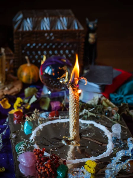 Vela Quema Una Hierba Altar Magia Entre Velas Energía Negativa —  Fotos de Stock