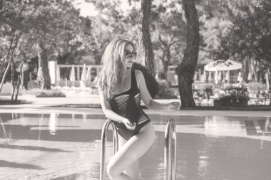 Kadın dinleniyor ve denizde eğleniyor. Tatilde iyi bir ruh hali, sıcak hava ve mutlu bir turist.